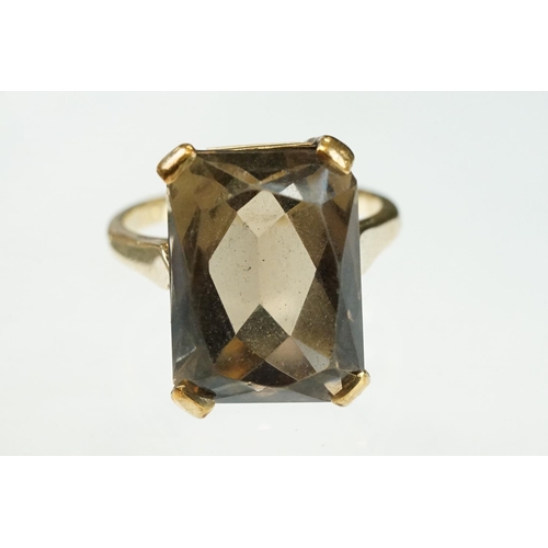 204 - Smoky quartz 9ct yellow gold ring, the oval mixed cut smoky quartz measuring approx 14mm x 6mm, rubo... 