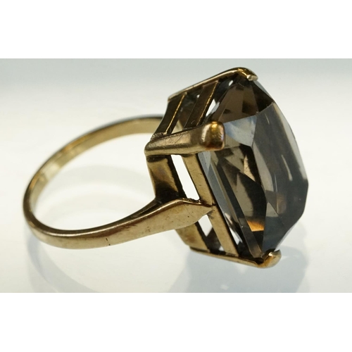 204 - Smoky quartz 9ct yellow gold ring, the oval mixed cut smoky quartz measuring approx 14mm x 6mm, rubo... 