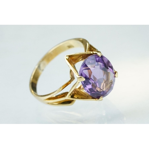 226 - Amethyst 10ct yellow gold ring, the oval mixed cut amethyst measuring approx 12mm x 10mm, claw set, ... 