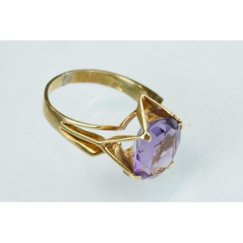 226 - Amethyst 10ct yellow gold ring, the oval mixed cut amethyst measuring approx 12mm x 10mm, claw set, ... 