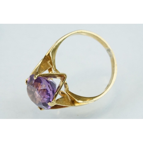 226 - Amethyst 10ct yellow gold ring, the oval mixed cut amethyst measuring approx 12mm x 10mm, claw set, ... 