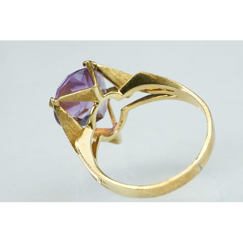 226 - Amethyst 10ct yellow gold ring, the oval mixed cut amethyst measuring approx 12mm x 10mm, claw set, ... 