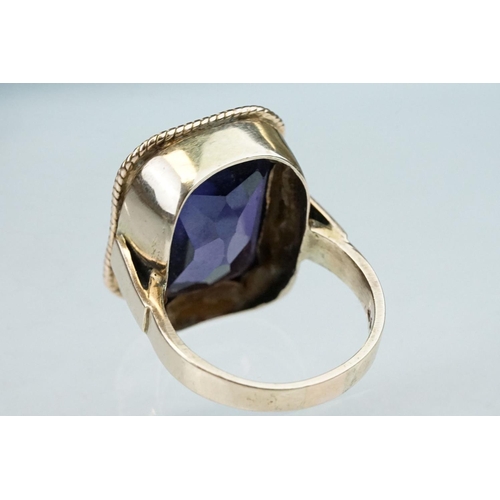 238 - Synthetic colour change sapphire 9ct yellow gold ring, the rectangular mixed cut stone with truncate... 