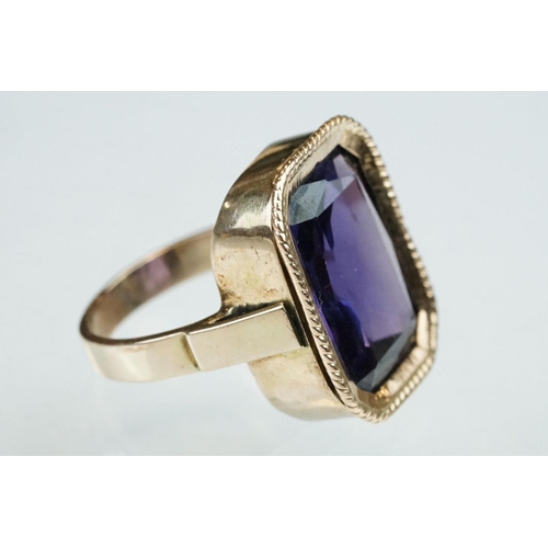 238 - Synthetic colour change sapphire 9ct yellow gold ring, the rectangular mixed cut stone with truncate... 