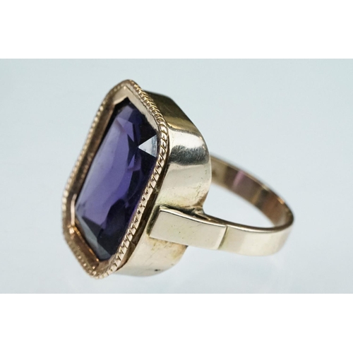 238 - Synthetic colour change sapphire 9ct yellow gold ring, the rectangular mixed cut stone with truncate... 