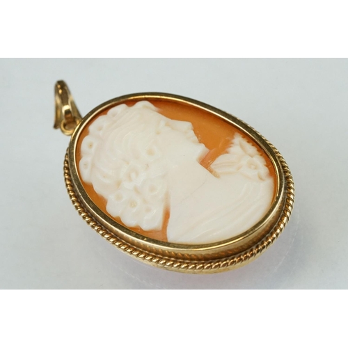 276 - 9ct yellow and rose gold portrait pendant fob, glazed panel verso, diameter approx 3cm; together wit... 