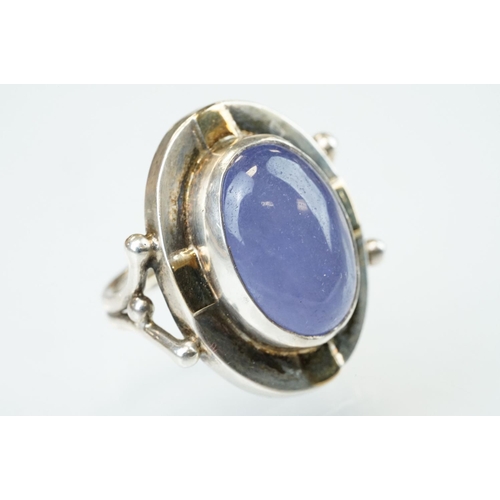 285 - Arik Idan purple jade silver and gold plated ring, the oval cabochon cut jade measuring approx 17mm ... 