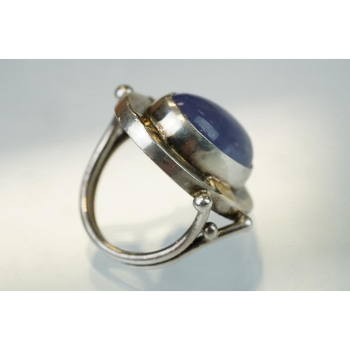 285 - Arik Idan purple jade silver and gold plated ring, the oval cabochon cut jade measuring approx 17mm ... 