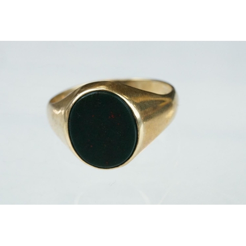 38 - Bloodstone agate 9ct yellow gold signet ring, oval bloodstone agate panel measuring approx 11.5mm x ... 