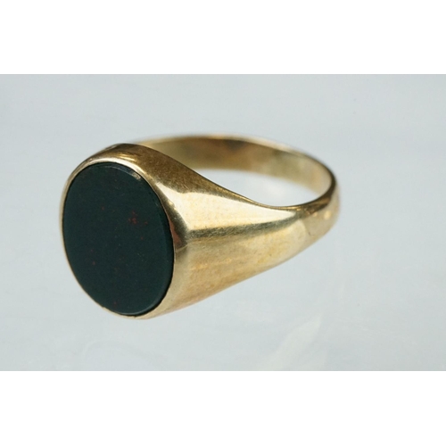 38 - Bloodstone agate 9ct yellow gold signet ring, oval bloodstone agate panel measuring approx 11.5mm x ... 