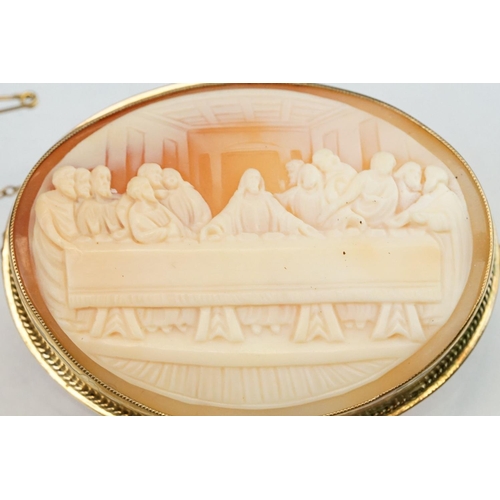 76 - Shell cameo 9ct yellow gold brooch, the cameo depicting the Last Supper, rubover set, rope twist sur... 