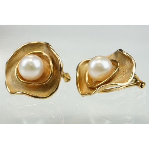 79 - Pair of cultured pearl 9ct yellow gold clip on earrings, the cream pearls diameter approx 7mm, asymm... 