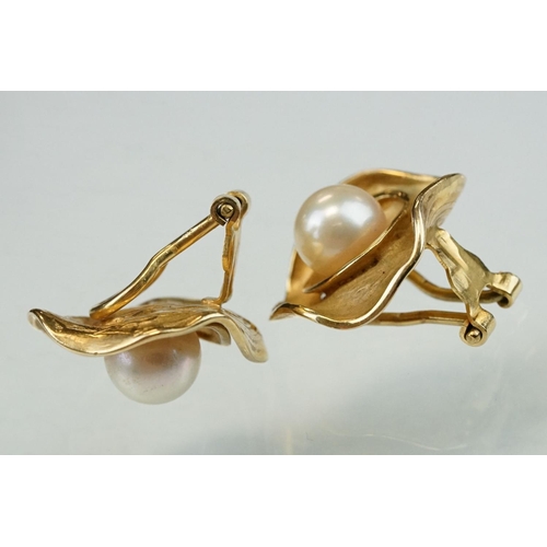 79 - Pair of cultured pearl 9ct yellow gold clip on earrings, the cream pearls diameter approx 7mm, asymm... 