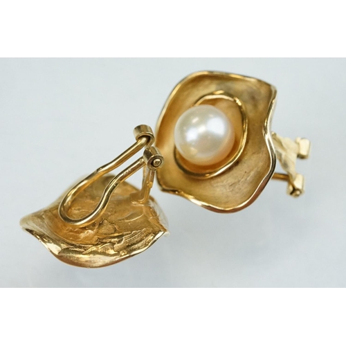 79 - Pair of cultured pearl 9ct yellow gold clip on earrings, the cream pearls diameter approx 7mm, asymm... 