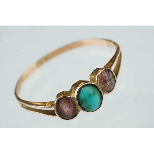 80 - Early 20th century turquoise and amethyst 9ct rose gold three stone ring, the oval cabochon cut turq... 