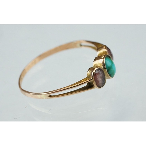 80 - Early 20th century turquoise and amethyst 9ct rose gold three stone ring, the oval cabochon cut turq... 