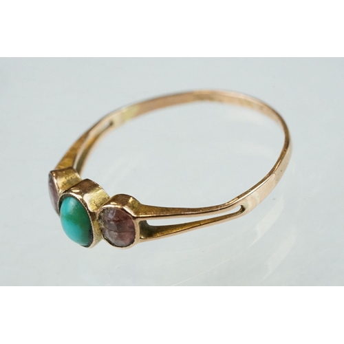 80 - Early 20th century turquoise and amethyst 9ct rose gold three stone ring, the oval cabochon cut turq... 