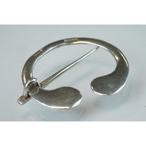 92 - Silver penannular brooch, cast Celtic decoration in relief, makers Henderson & Horner Bros, Glasgow ... 