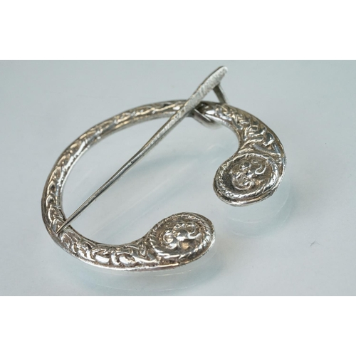 92 - Silver penannular brooch, cast Celtic decoration in relief, makers Henderson & Horner Bros, Glasgow ... 