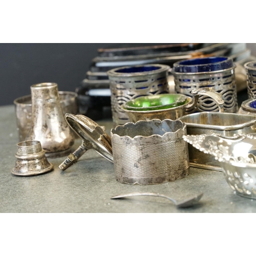 417 - Assorted silver to include a pair of silver napkin rings and other silver individual napkin rings; c... 