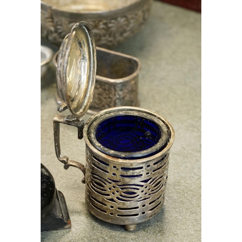 417 - Assorted silver to include a pair of silver napkin rings and other silver individual napkin rings; c... 