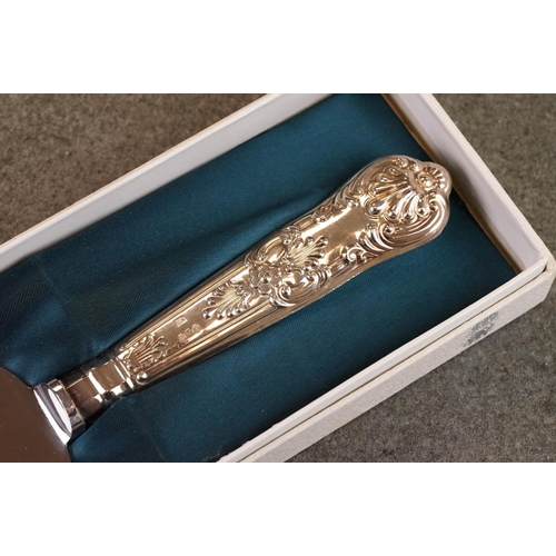 422 - Silver handled cake server, Queens pattern, makers Viners Limited, Sheffield 1966, boxed; six silver... 