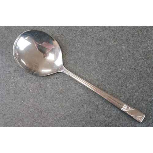 422 - Silver handled cake server, Queens pattern, makers Viners Limited, Sheffield 1966, boxed; six silver... 