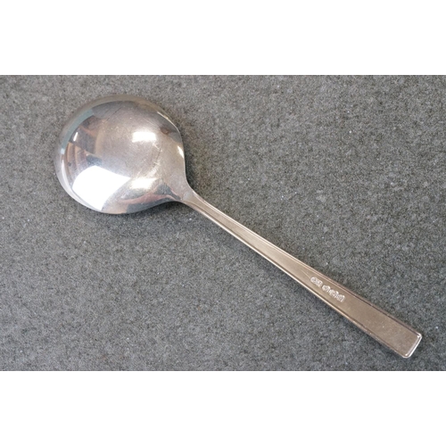 422 - Silver handled cake server, Queens pattern, makers Viners Limited, Sheffield 1966, boxed; six silver... 