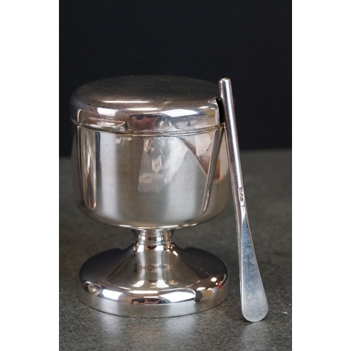 483 - Robert Welch modernist silver three piece cruet, comprising an open silver salt cellar of plain poli... 