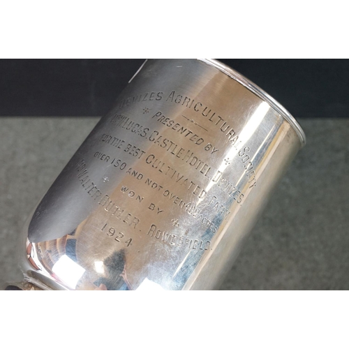 511 - George V silver tankard of plain polished form, with presentation inscription ' Devizes 
Royal Agric... 