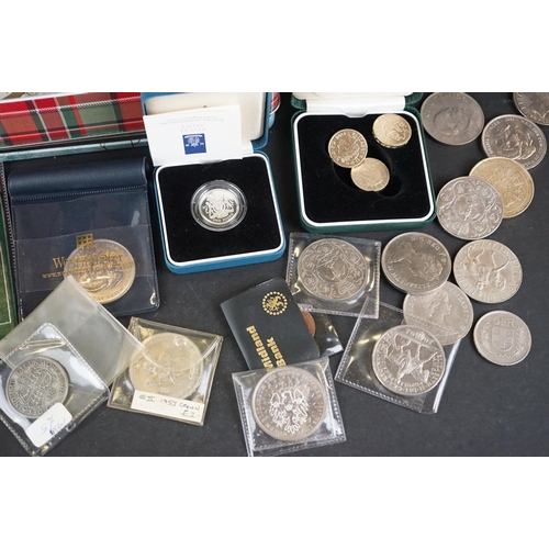 159 - A collection of coins to include silver proof £1 coin, year sets, commemorative crowns..etc.