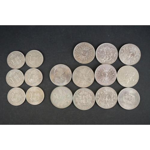 179 - A collection of British half crown and full crown coins to include silver and commemorative examples... 