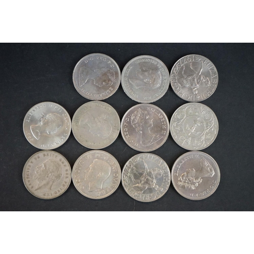 179 - A collection of British half crown and full crown coins to include silver and commemorative examples... 