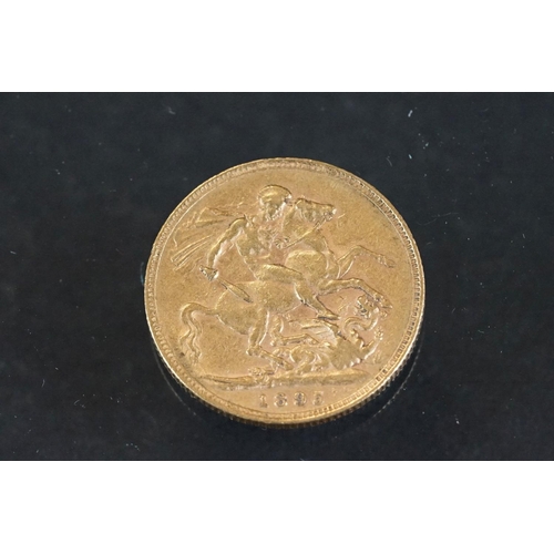 4 - A British Queen Victoria Veiled Head full gold sovereign coin, dated 1895