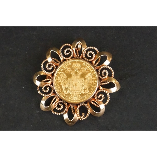 150A - Austrian coin brooch, the coin dated 1915, diameter of coin approx 19.5mm, rope twist scroll and pla... 