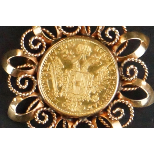 150A - Austrian coin brooch, the coin dated 1915, diameter of coin approx 19.5mm, rope twist scroll and pla... 