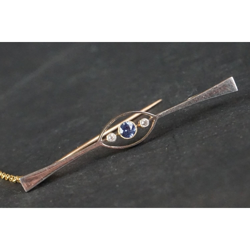 160A - Edwardian sapphire and diamond 15ct yellow gold platinum set bar brooch, the round mixed cut blue sa... 