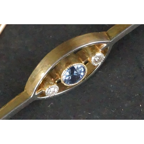 160A - Edwardian sapphire and diamond 15ct yellow gold platinum set bar brooch, the round mixed cut blue sa... 