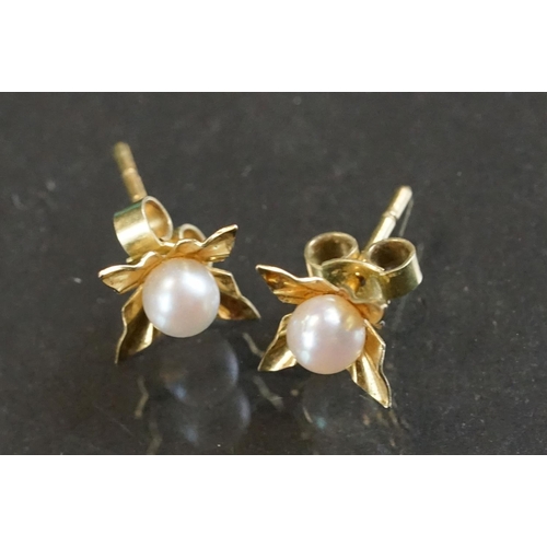 311A - Four pairs of 9ct yellow gold stud earrings, to include cameo and pearl examples, together with a 9c... 