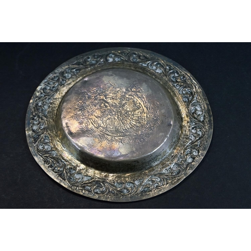 530 - Silver sauce boat, the plain polished body raised on three stylised feet, pie crust border, scroll h... 