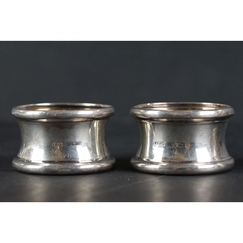 533 - Collection of silver to include three silver napkin rings, silver lidden trinket box, silver ashtray... 