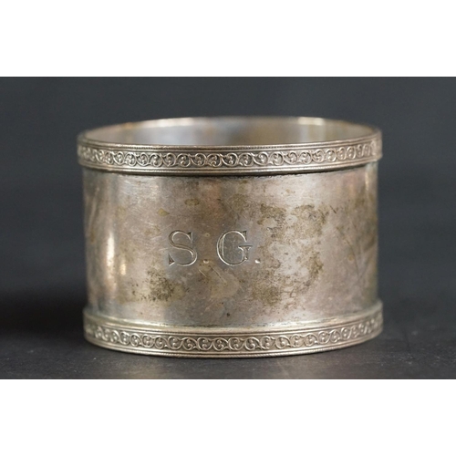 533 - Collection of silver to include three silver napkin rings, silver lidden trinket box, silver ashtray... 