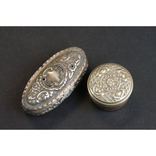 533 - Collection of silver to include three silver napkin rings, silver lidden trinket box, silver ashtray... 