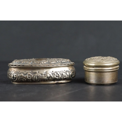 533 - Collection of silver to include three silver napkin rings, silver lidden trinket box, silver ashtray... 