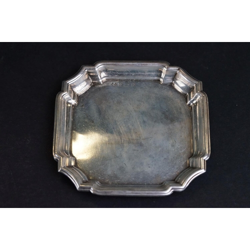 533 - Collection of silver to include three silver napkin rings, silver lidden trinket box, silver ashtray... 