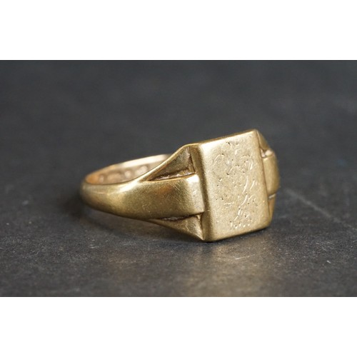 313 - 9ct yellow gold signet ring, rubbed engraved initials to the rectangular cartouche, Chester 1941, ri... 