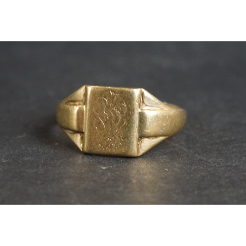 313 - 9ct yellow gold signet ring, rubbed engraved initials to the rectangular cartouche, Chester 1941, ri... 