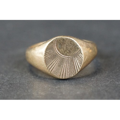 313 - 9ct yellow gold signet ring, rubbed engraved initials to the rectangular cartouche, Chester 1941, ri... 