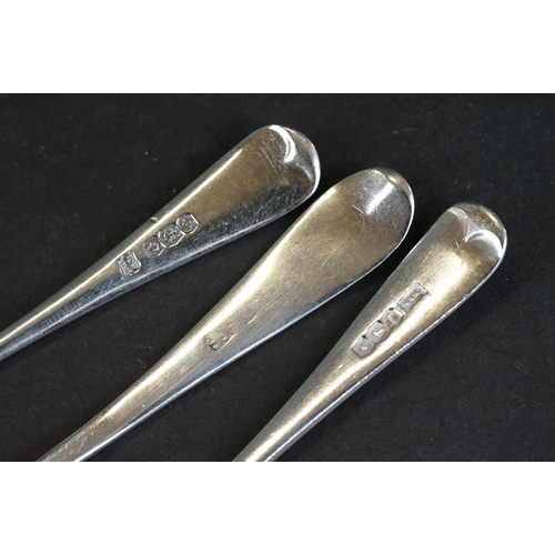 543 - Assorted silver spoons and teaspoons to include seven Victorian silver Old English pattern teaspoons... 