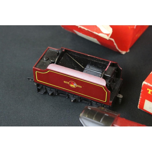 213 - 11 Boxed Triang OO gauge accessories to include R119 Operating TC Mail Coach Set, R402 Operating Roy... 